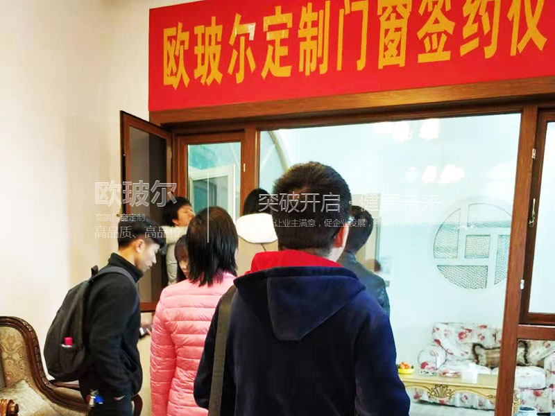客户参观展厅.jpg